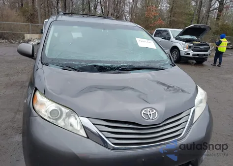 2014 Toyota Sienna Xle V6 8 Passenger z USA, uszkodzony, nr VIN 5TDYK3DC0ES443577